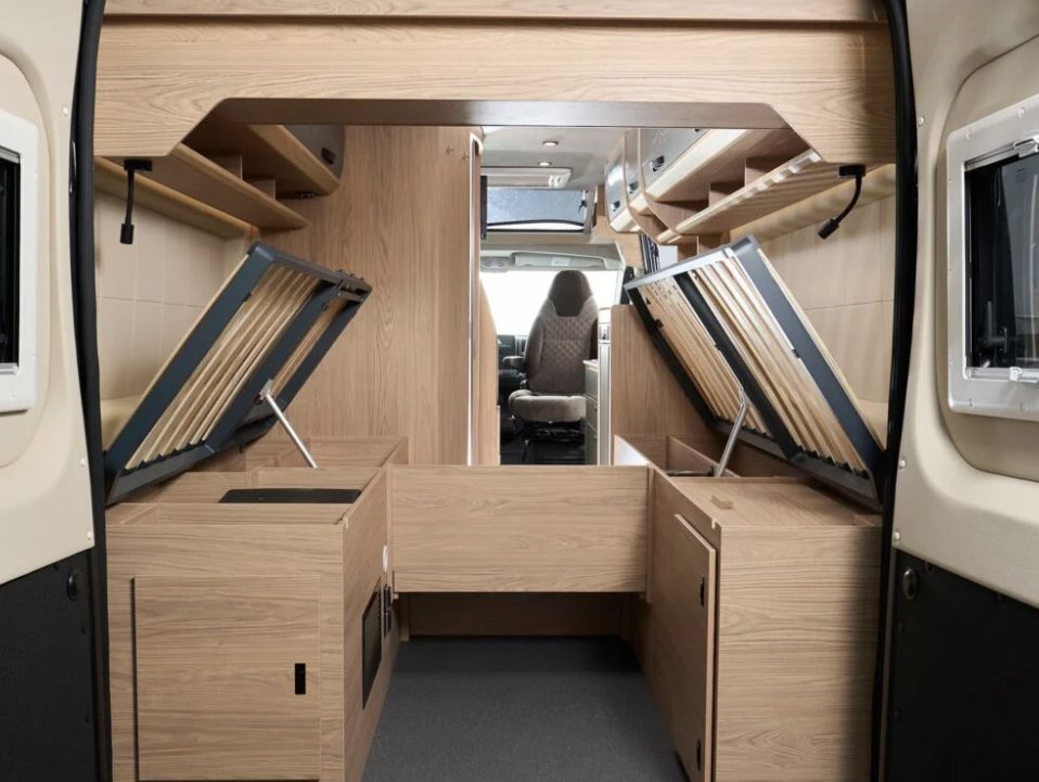 Stauraum unter dem Bett mit hochgestellten Klappen