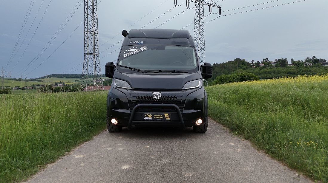 Bravia Swan 599 frontal auf dem Feldweg