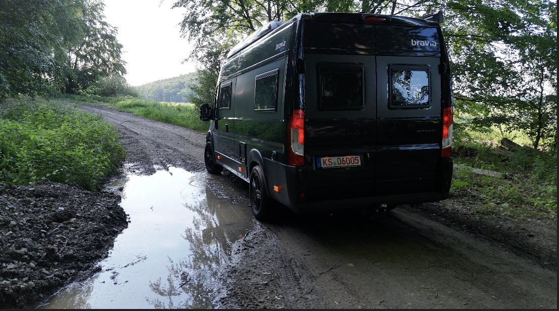 Bravia Swan 599 auf einem matschigen Waldweg