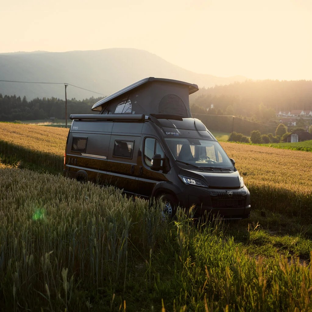 Bravia Swan 599 mit aufgestelltem Dach im Abendlicht