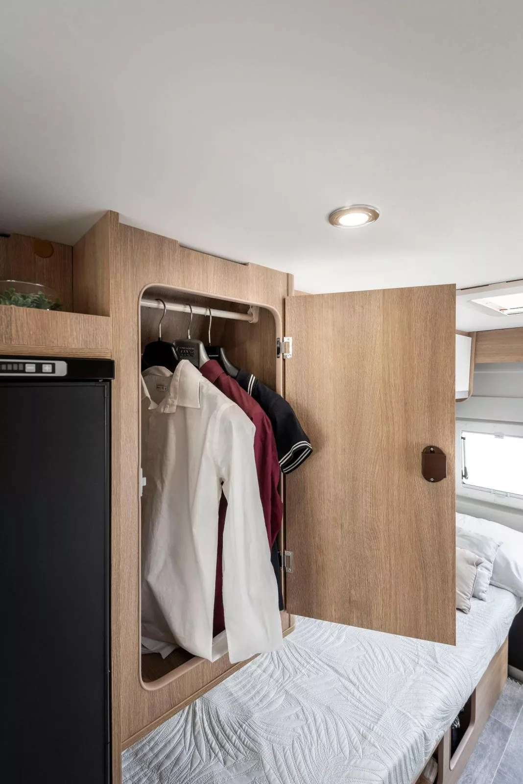Kleiderschrank mit Kleiderstange