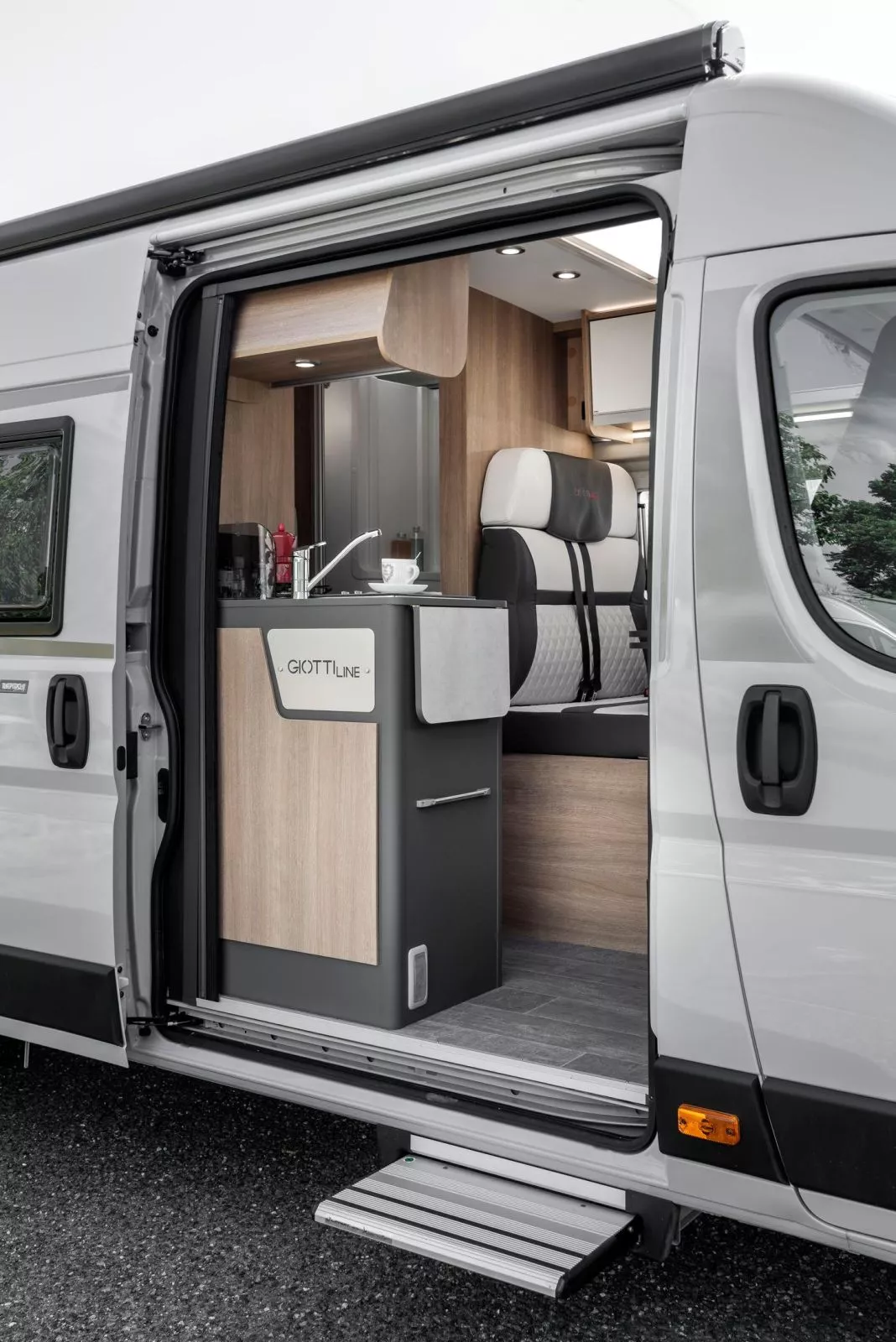 Offene Schiebetür mit elektrischer Trittstufe
