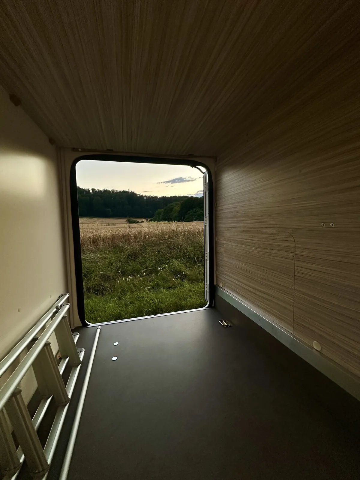 Leere Heckgarage mit geöffneter Klappe und Blick ins Freie