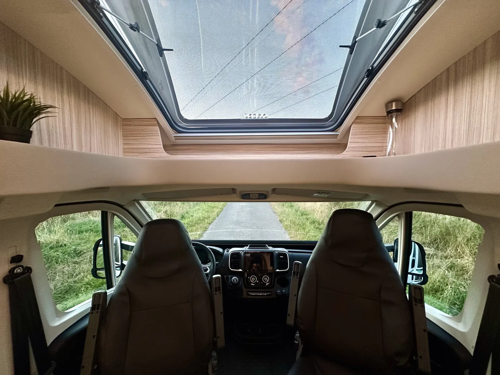 Fahrerhaus mit drehbaren Captain Chairs und Midi-Heki-Dachluke